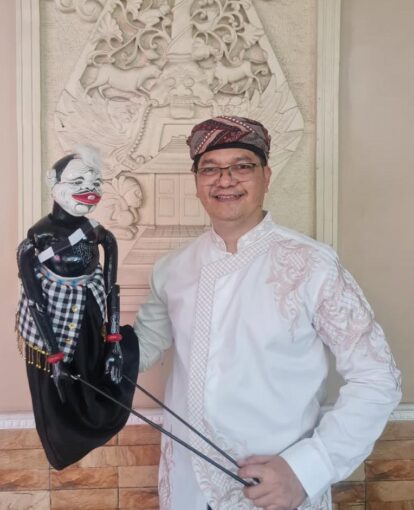 Dalam khazanah budaya Nusantara, Semar ditempatkan sebagai paradigma kebudayaan, kepemimpinan, sekaligus spiritualitas bangsa.